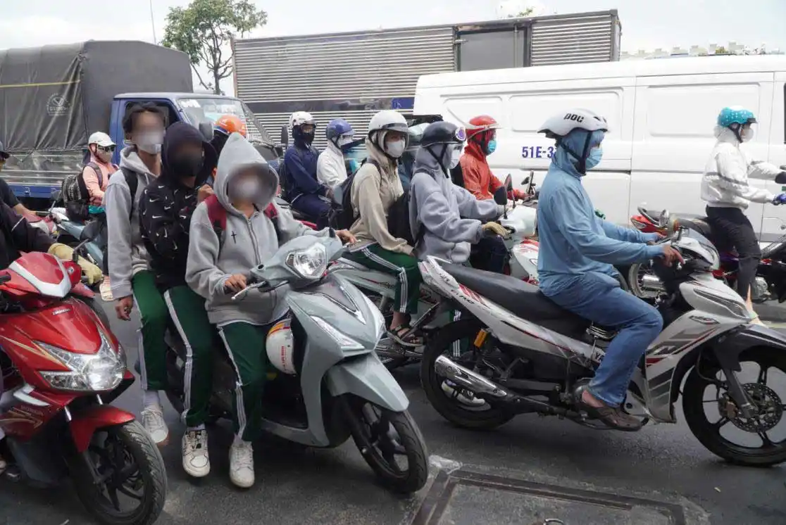 học sinh điều khiển xe máy 