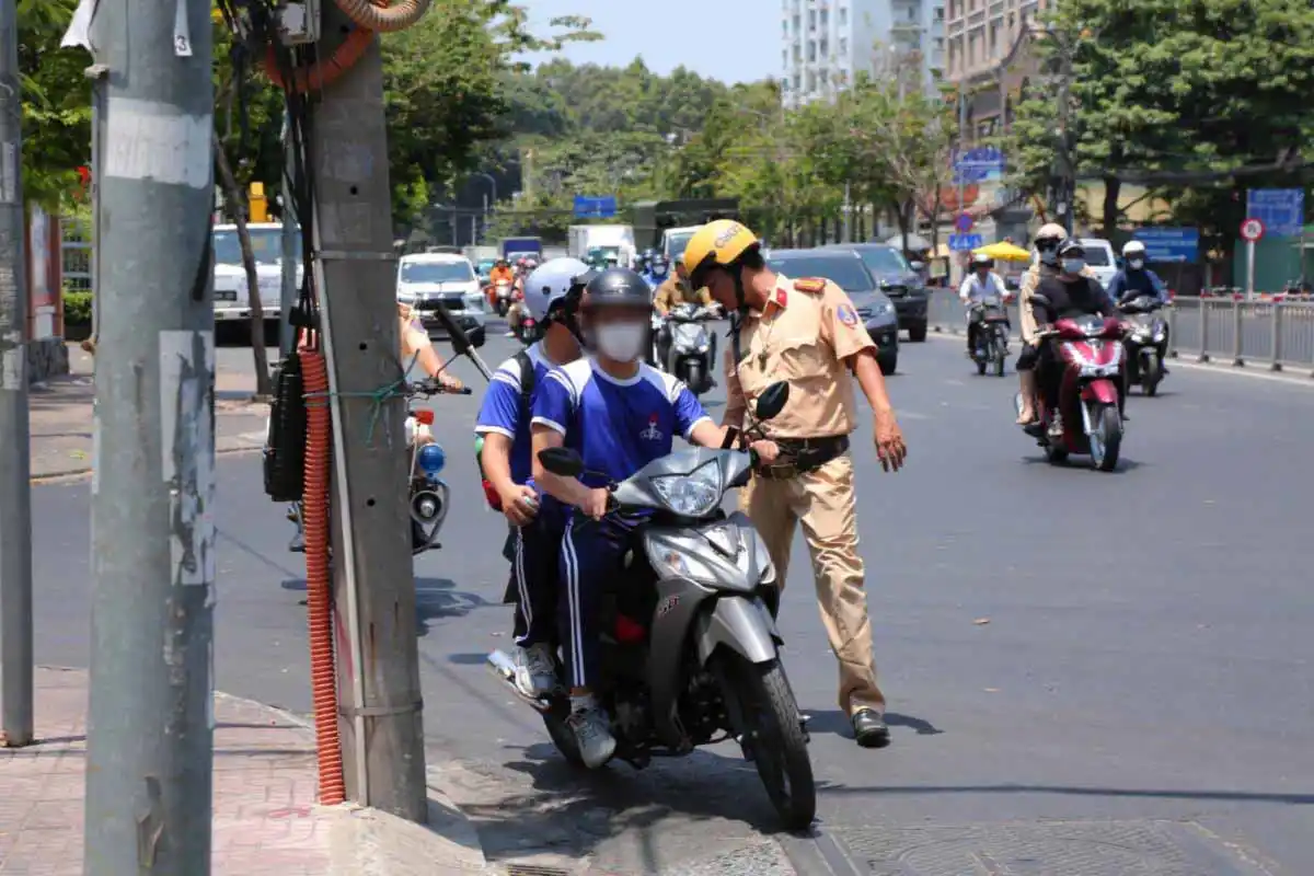 lái xe máy chưa có bằng