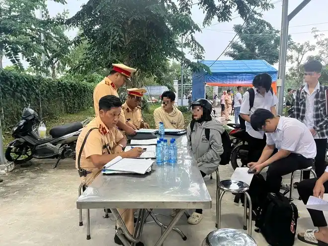 CSGT làm việc tại trường