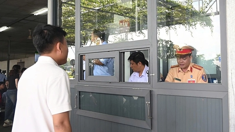 CSGT kiểm tra thủ tục của thí sinh trước khi phần thi lý thuyết, sáng 14/5. Ảnh: Nguyễn Hướng