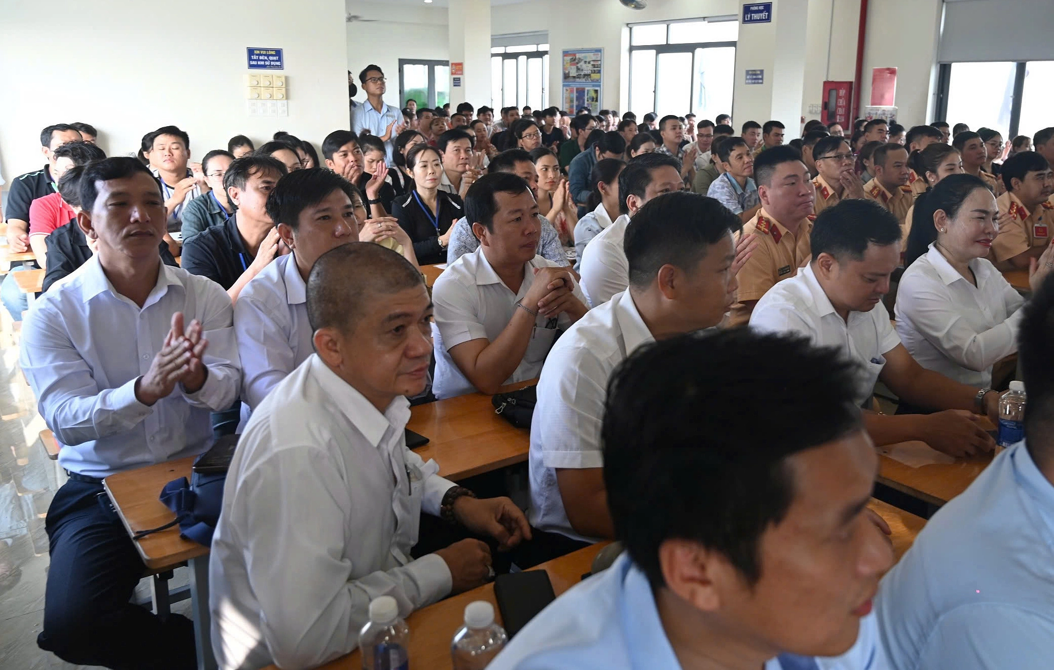 Người dân chờ thi sát hạch tại Trung tâm giáo dục nghề nghiệp Hóc Môn. Ảnh: Nguyễn Hướng