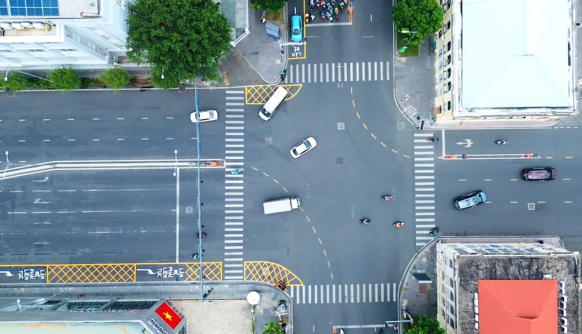 TPHCM có thêm vạch mắt võng, kẻ chữ nhường đường cho xe rẽ phải